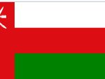 Vlajka Ománu  Vlajka Ománu - její barvy mají tradiční panarabský význam, a symbolizují tak jednotu všech arabských národů. V horní části levého červeného pruhu je umístěn bílý erb sultánů, který vyobrazuje dvě zkřížené šavle ve zdobených pochvách, dýku a závěsník.  - červená barva má připomínat islámské Ibádíjovce,  - bílá je barvou míru a zelená zastupuje pohoří Džebel Achdar (v překladu Zelené hory) a muslimské vyznání zdejších obyvatel. Vlajka je s mírnými úpravami používána od roku 1970.